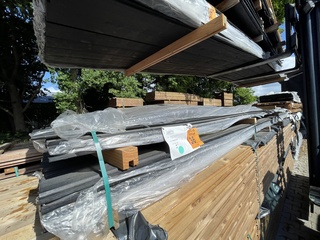Ca. 63x Grenen channelsiding zwart gecoat, 18x127mm, lengte 510cm